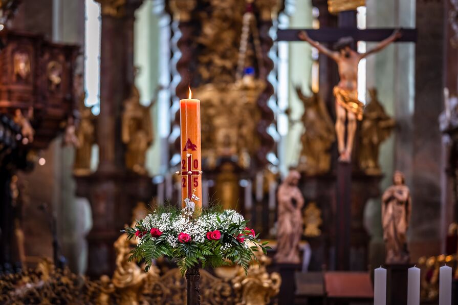 Velikonoční svíce ve Strahovské bazilice