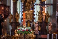 Velikonoční svíce ve Strahovské bazilice